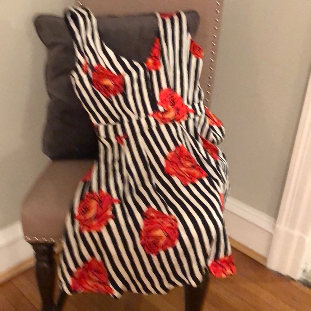 Sz S black white w/roses short dress